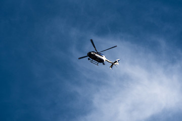 Naklejka na ściany i meble Hubschrauber der Polizei im Überflug bei Oppenheim, Rheinhessen