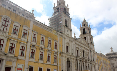 Fototapeta na wymiar Palacio Nacional de Mafra es un edificio barroco localizado en la ciudad portuguesa de Mafra.
