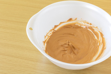 ダルゴナコーヒー用にインスタントコーヒーを泡立てるイメージ