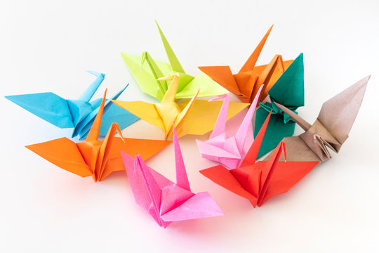 折り紙で作った複数の折り鶴