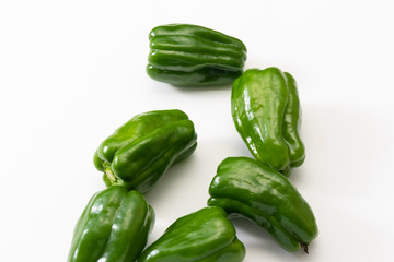 夏野菜　白背景のピーマン　