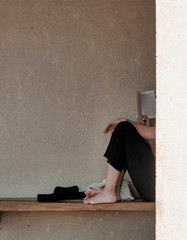 Lectrice sous l'abri-bus &agrave; Journans, France