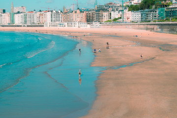 Gente paseando por la playa de La Concha