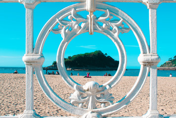 La isla Santa Clara en un marco de la barandilla de La Concha