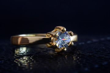 Gems and jewelry are gold rings.
Set with luxurious diamonds For a wedding ring