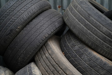 Obraz premium Old used tires in the garage 