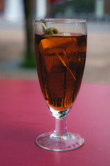 Copas de vermuth rojo con aceituna y limón