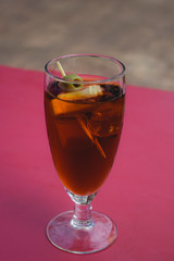 Copas de vermuth rojo con aceituna y limón