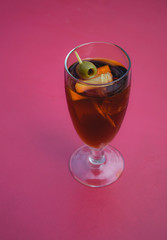 Copas de vermuth rojo con aceituna y limón