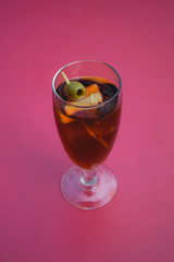 Copas de vermuth rojo con aceituna y limón