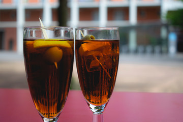 Copas de vermuth rojo con aceituna y limón