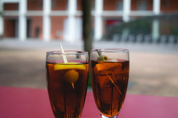 Copas de vermuth rojo con aceituna y limón