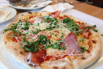 Pizza mit Rucola und Schinken