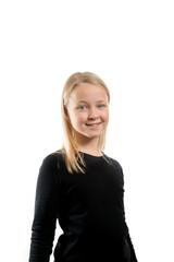 Portrait eines hübschen, blonden Mädchens (10Jahre) mit blauen Augen freigestellt vor weißem...