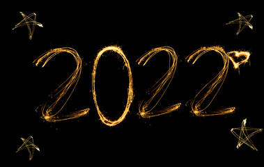 Obraz na płótnie Canvas Frohes Neues Jahr 2022. Nummer 2022 geschriebene funkelnde Wunderkerzen lokalisiert auf schwarzem Hintergrund 