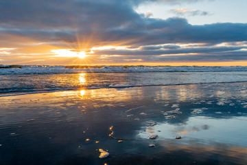 traumhafter Sonnenaufgang am Ostsee  Sandstrand auf R&uuml;gen bei Lobbe