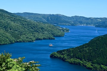 Obraz premium Lake and mountains in the summer.