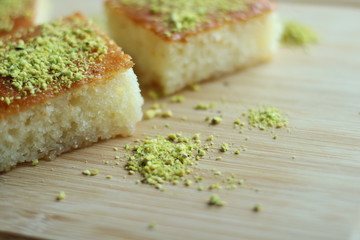 Dessert mit Sirup und Pinienkernen