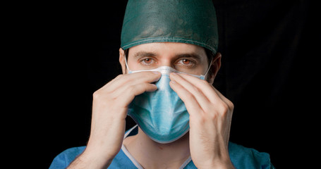 Dottore fa vedere in dimostrazione come si mette correttamente la mascherina