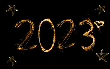 Obraz na płótnie Canvas Frohes Neues Jahr 2023. Nummer 2023 geschriebene funkelnde Wunderkerzen lokalisiert auf schwarzem Hintergrund 