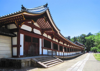 寺の長い屋根