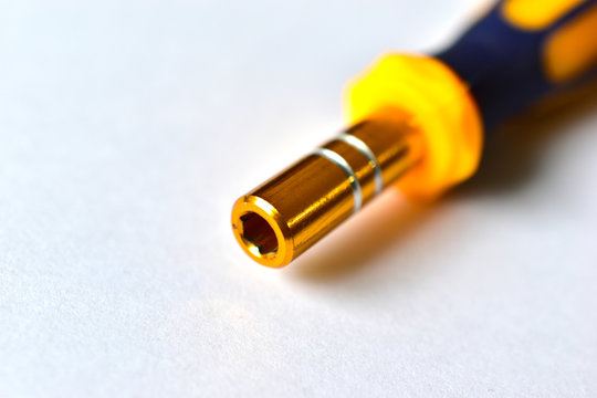 Mounting head for different screwdrivers from the set