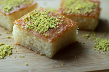 Dessert mit Sirup und Pinienkernen