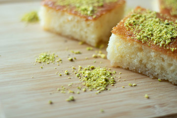 Dessert mit Sirup und Pinienkernen