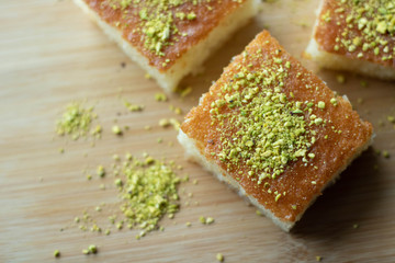 Dessert mit Sirup und Pinienkernen