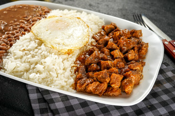 Prato picadinho de carne com arroz e feijão-view-top