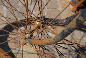 Rostiges, altes Fahrrad Detail Speichen