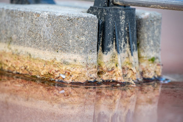 Stein im Wasser mit Rändern