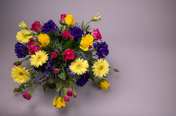 カラフルなフラワーアレンジメント