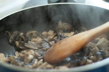kochen Pilze im Topf