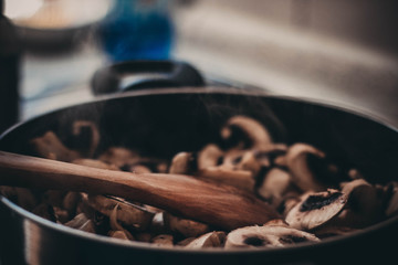 kochen Pilze im Topf