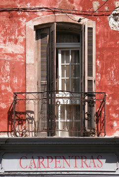 Balkon an rotem Haus in Carpentras