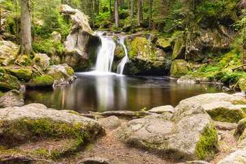 Fototapeta premium Kleiner Bachlauf mit einem schönen Wasserfall im Hotzenwald