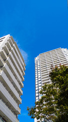 Fototapeta na wymiar 真っ青な青空とそびえ立つ東京の高層マンション