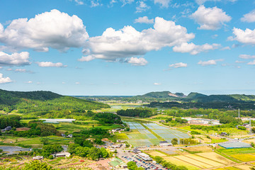 青空と雲と田舎の里山の田園風景