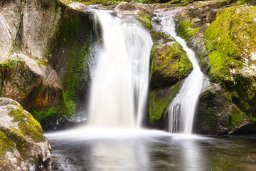 Kleiner Bachlauf mit einem schönen Wasserfall im Hotzenwald