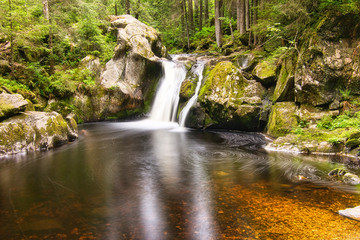 Obraz premium Kleiner Bachlauf mit einem schönen Wasserfall im Hotzenwald