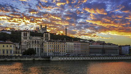 Lyon de jour comme de nuit, ville touristique et historique.