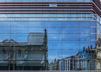 Lyon de jour comme de nuit, ville touristique et historique.
