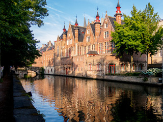 Obraz premium Building and reflection along Canal in Bruges, Belgium