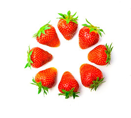 Erntefrische Erdbeeren isoliert auf weissem Hintergrund