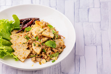 Spicy minced pork salad