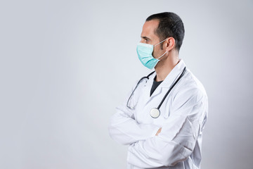 medico con camice bianco e mascherina chirurgica, isolato su sfondo bianco