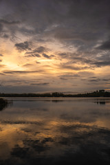 estanque de agua, laguna cal amanecer con el reflejo de las nubes sobre el agua