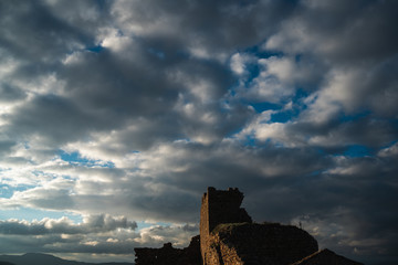 nubes interesantes con un castillo debajo