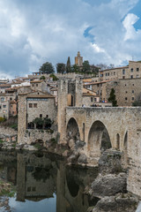 Fototapeta premium besalú, ciudad medieval de la provincia gironés- postal del medieval